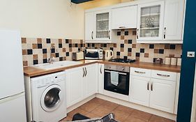 Barroon Castle Apartments, Near Airport, Free Parking, By Derbnb